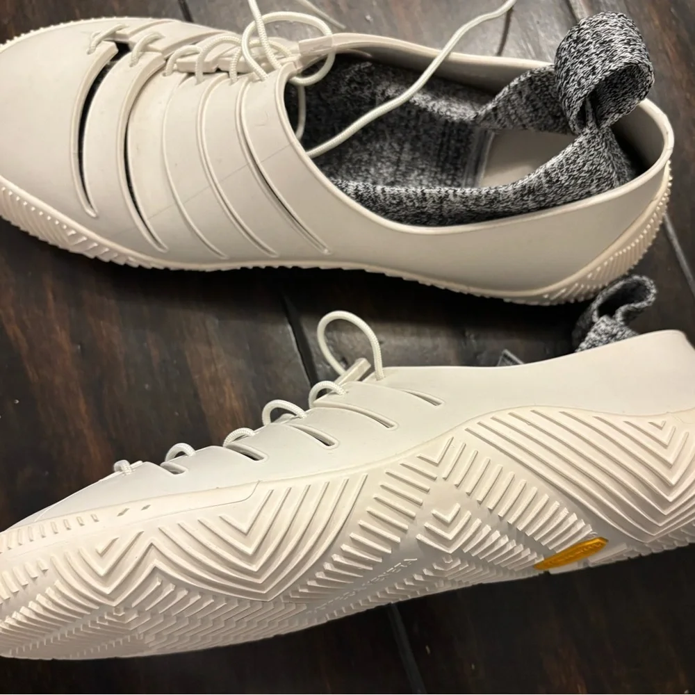 Brand new Bottega Veneta White and Gray Knit-Collar Men's Sneakers - size 41/8